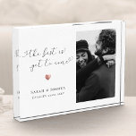 Neu Verlobte Couple Gift Keepake Verlobung Fotoblock<br><div class="desc">Moderne,  einfache Verlobung Foto Geschenk für ein frisch verlobtes Paar. Einfach anpassbar für frisch vermählte sowie mit Ihren Namen und Datum der Feier. Elegante gedruckte Rose goldenes Herzelement unter Skriptkalligrafie lesen Das Beste ist noch mit niedlichen Schnörkeln zu kommen.</div>
