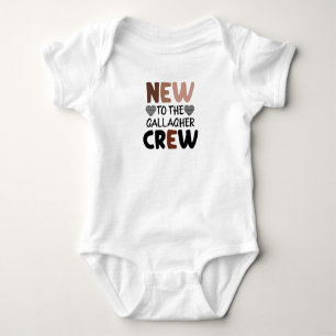 Neu zur Crew (Familienname) Baby Strampler