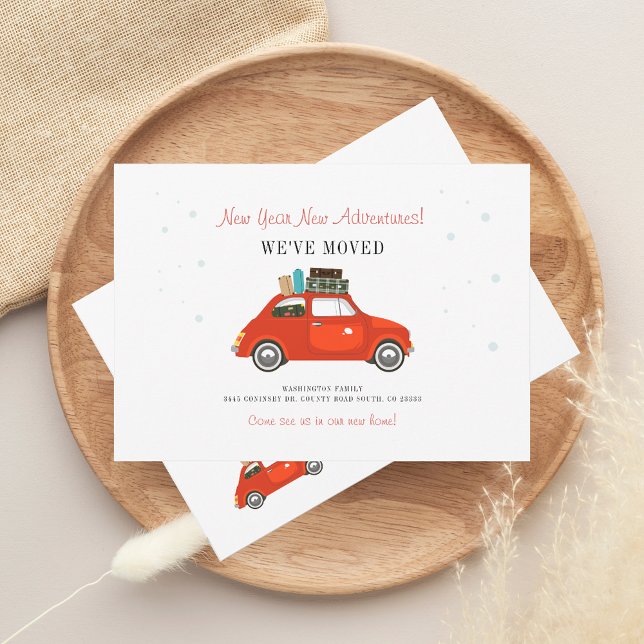 Neue Abenteuer Veränderung der Adressenverschiebun Ankündigung (New Year Adventure Change of Address Red Car and Luggage Moving Announcement)