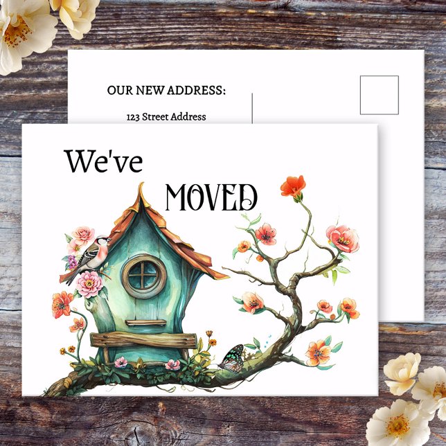 Neue Adresse für den Bird House Ankündigungspostkarte (We've moved new address announcement postcard featuring a watercolor bird house with flowers.)