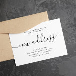 Neue Adresse modern wir bewegen sich Ankündigung<br><div class="desc">Einfach elegant minimalistisch Schwarz-Weiß neue Adresse Handschrift Kalligraphie Skript bewegen Ansage Karte.          Einfach mit Ihrer neuen Zuhause-Adresse personalisieren.</div>