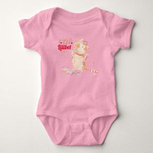 Neue Baby-Prinzessin Lilibet Süße Katze nach Baby Strampler