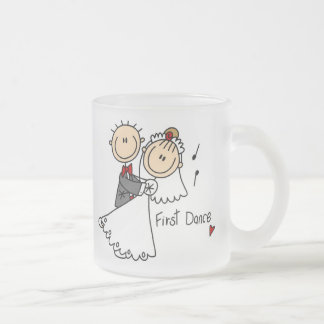 Neue Ehemann und der Ehefrau tanzen zuerst Tasse