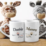 Neue Eltern Daddy Mummy Personalisiert Liebestassen<br><div class="desc">Modernes Herz und Pfeile Design - ideal für neue Eltern. Die Worte, Mummy und Daddy können sowohl Mama, Mommy, Papa usw. personalisiert werden, um Ihre Vorliebe zu Anzug. Man kann auch das Jahr hinzufügen, in dem das Paar stolze Eltern wurde. Eine der Tasse ist schieferblau und gebrannt orange, die andere...</div>