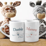 Neue Eltern Daddy Mummy Personalisiert Liebestassen<br><div class="desc">Modernes Herz und Pfeile Design - ideal für neue Eltern. Die Worte, Mummy und Daddy können sowohl Mama, Mommy, Papa usw. personalisiert werden, um Ihre Vorliebe zu Anzug. Man kann auch das Jahr hinzufügen, in dem das Paar stolze Eltern wurde. Eine der Tasse ist stürmblau und grau, die andere Tasse...</div>