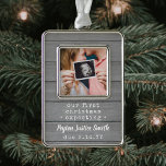 Neue Eltern erwarten Baby Foto Grau Imitate Wood Rahmen-Ornament Silber<br><div class="desc">Feiern Sie das wertvolle Geschenk Ihres neuesten Familienmitglieds mit einem stilvollen, rechteckigen Metallschmuck aus einem Foto. Ein geschlechtsneutrales Design ist für einen neuen kleinen Jungen oder ein neues Mädchen geeignet. Aufnahme und Bild auf dieser Vorlage sind einfach zu personalisieren. (IMAGE-DESIGN-TIPP: Um das Foto genau so zu zentrieren, wie Sie gewollt...</div>