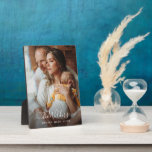 Neue Eltern und Baby-Foto Fotoplatte<br><div class="desc">Neue Eltern und Baby-Foto-Plakette mit Familiennamen. Benutzen Sie einfach diese Vorlage,  um Ihr eigenes Foto zu Ihrem eigenen süßen Baby hinzuzufügen,  und personalisieren Sie mit dem Namen des Babys in der eleganten trendigen Schrift-Typografie.</div>