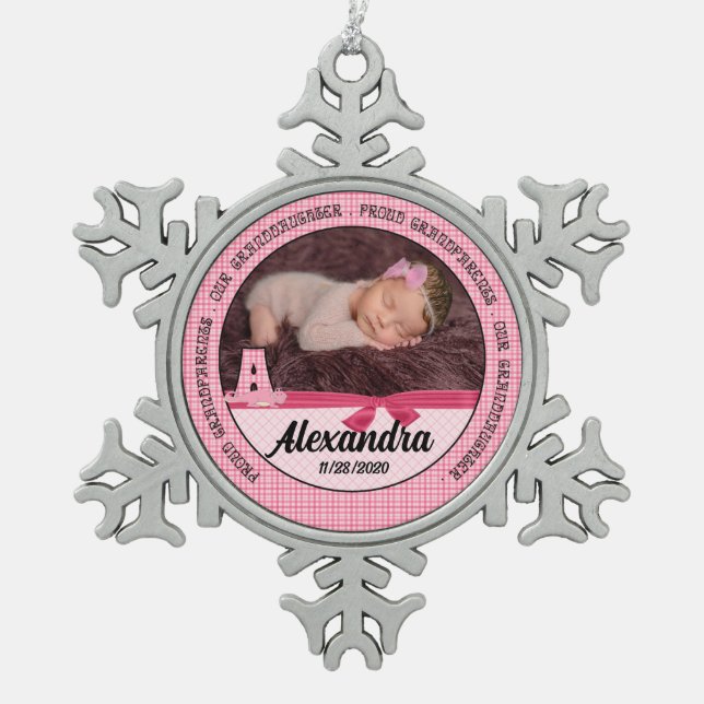 Neue Großeltern Baby Girl Monogoram Schneeflocken Zinn-Ornament (Vorderseite)