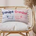 Neue Großeltern Pink Blue Pregnancy Ankündigung Lendenkissen<br><div class="desc">Das Kinderkissen ist ein süßes Geschenk für Großeltern. Die Worte, Opa und Oma können sowohl zu Großvater, Nanna etc. personalisiert werden, um Ihre Vorliebe zu Anzug. Sie können auch das Jahr hinzufügen, dass das Paar stolze Großeltern werden wird. Dieses moderne Herz- und Pfeile-Design in Rosa und Blau ist großartig als...</div>