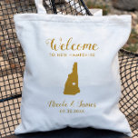 Neue Hampshire Map Wedding Welcome Bag, Gold Tragetasche<br><div class="desc">Hochzeitswochenende Begrüßungsgeschenktasche für Gäste,  die außerhalb der Stadt wohnen,  mit dem Bild von New Hampshire,  mit dem Herzen,  das Sie an der genauen Lage platzieren können. Fülle die Tasche mit deinen Lieblingsgoodies.</div>