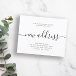 Neue Haushaltsadresse moderne Ankündigung<br><div class="desc">Einfache elegante minimalistische schwarz-weiß neue Adresse Handschrift Kalligraphie Skript bewegen Ankündigung. Einfach mit Ihrem Text und Ihrer neuen Zuhause-Adresse personalisieren. BITTE LESEN SIE DIES VOR DEM KAUF! Dies ist eine preisgünstige Hochzeitskarte auf einem Blatt Papier gedruckt (jedes Blatt hat eine Karte). Für die beste Vergleichspreisqualität empfehlen wir die Auswahl des...</div>