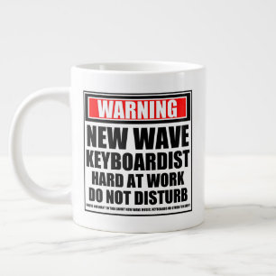 Neue Wave Keyboarder bei der Arbeit warnen Jumbo-Tasse