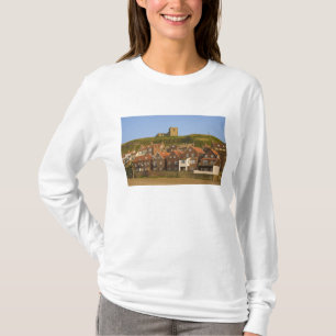 Neue Wohnbebauung und St Margarets Kirche, Whitby, T-Shirt