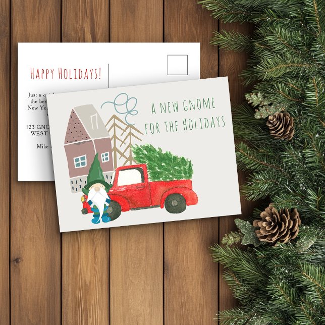 Neue Zuhause für Holidays Gnome und Truck Moving Ankündigungspostkarte (Funny Gnome New Home Christmas Card from Holiday Moving Announcements Collection by Darling & May)