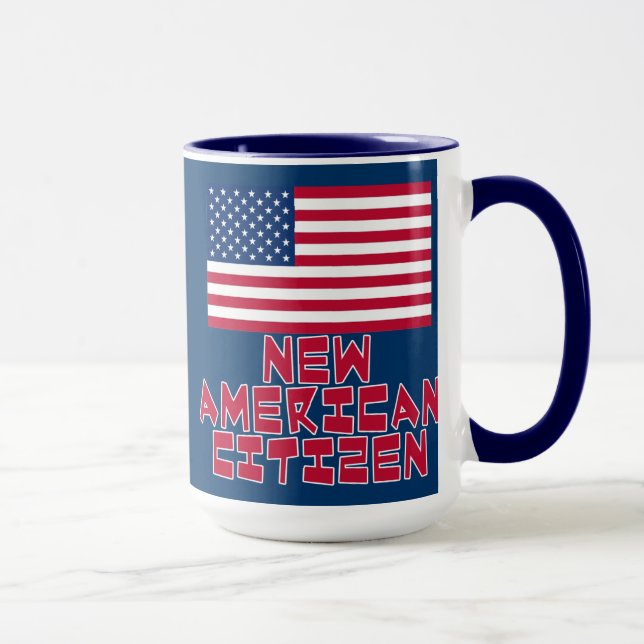 Neuer amerikanischer Staatsbürger mit Tasse (Rechts)