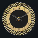 Neuer Art Deco Stil Große Wanduhr<br><div class="desc">Ich habe diese Art Deko Rundtaktuhr mit einem Deko-Kunstmuster in Gold und Schwarz für den äußeren Kreis erstellt. Auch ein Schwarz und Gold innerer Kreis. Ich fügte "Park Lane" Schriftart für die Uhr Gesicht Ziffern. Ich fühle, dass dies eine raffinierte Uhr für jede Zuhause macht. Könntest du es an deiner...</div>