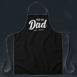 neuer Koch für Schwarz-Weiß-Script Schürze<br><div class="desc">Die neue Schürze Papa Black and White Script Custom Koch wird Papa in Stil für seine Kochen und Windeln zu ändern haben. Es ist modern minimalistisch entworfen mit dem Text "new dad" in trendy fett weißen Schrift gemischt mit einfachen Buchstaben auf der oberen Mitte. Angepasst mit dem etablierten Jahr unter...</div>