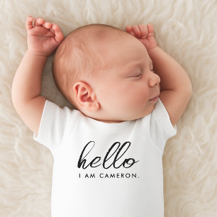 Neuer Name der Ankunft im Baby Strampler