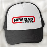 Neuer Papa im Training - Funny Truckerkappe<br><div class="desc">Babys haben keine Gebrauchsanweisung,  also kann sich Vaterschaft an etwas gewöhnen. Lass allen,  welche Bühne du mit diesem spielerischen New Dad in Training-Zeichen hast. Einfaches Textformat mit hellroter Kontur. Ein leichtes Geschenk für alle neuen Väter. Alle Väter haben ein erstes Mal!</div>