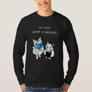 Neuer Typ trägt eine Maske von Kätzchen T-Shirt