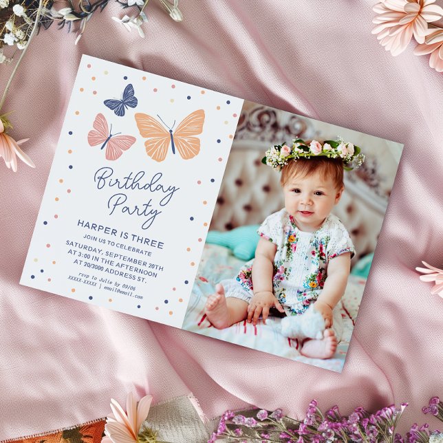 Neuere geschlechtsneutrale Foto - Einladung zum Ge (Simple birthday party invitation featuring pastel colors butterflies and elegant typography)