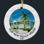 Neues Beach House Zuhause-Foto mit Jahr Keramik Ornament<br><div class="desc">Dieses individuell gestaltete 2-seitige neue Strandhaus mit Weihnachtsgeschmack bietet ein Foto Ihrer neuen Zuhause und das Jahr vorne und ein weiteres Foto auf der Rückseite. Dies macht ein Hauswärmespiele für die neue Zuhause oder nur einen besonderen Sake für Sie,  um Ihren Reiseziel-Umzug zu gedenken!</div>