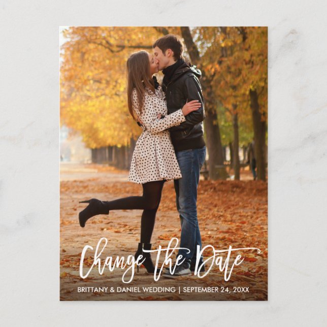 Neues Datum ändern Datum Modernes Pinselskript Postkarte (Vorderseite)