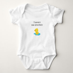 Neues Grandbaby mit Baby Duckling in Puddle Baby Strampler