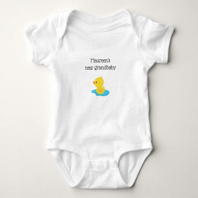 Neues Grandbaby mit Baby Duckling in Puddle Baby Strampler (Vorderseite)