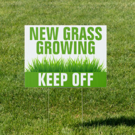 NEUES GRASS-WACHSTUM BEHIELT AB GARTENSCHILD