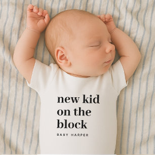 Neues Kind bei der Ankunft im Block Neugeborenen Baby Strampler