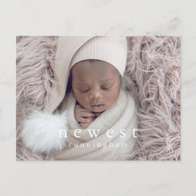 Neuestes Familienmitglied Moderne Chic Baby Geburt Ankündigungspostkarte (Vorderseite)