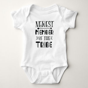 "Neuestes Mitglied des Stammes" Funny Baby Bodysui Baby Strampler