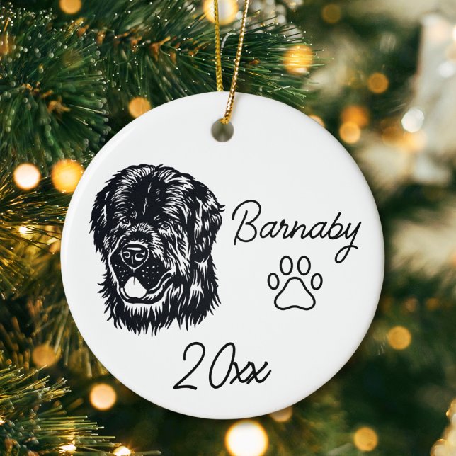 Neufundland Hunde Individuelle Name & Year Line Ar Keramik Ornament (NewFoundland Dog Custom Name and Year Ornament with Paw Print. Black and White Line Art Modern)
