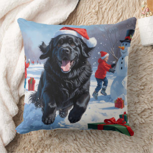 Neufundländer läuft im Schnee mit Weihnachtsmütze Kissen