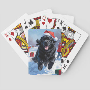 Neufundländer läuft im Schnee mit Weihnachtsmütze Spielkarten