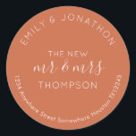 Neugeborene geben Name Adresse Terracotta zurück Runder Aufkleber<br><div class="desc">Ein modernes, vollständig anpassbares typografisches Design mit Ihren oben gekrümmten Namen und Ihre Rücksendeadresse gebogen unten und Text in der Mitte The New Mr. and Mrs. Und Ihr verheirateter Name in Creme auf einem Terrakotta Hintergrund. Der gesamte Text kann leicht personalisiert werden. Sie können auch Hintergrund- und Textfarben nach Ihrem...</div>