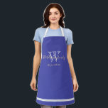 Neugeborene Geschenke Monogram   Familienname Chic Schürze<br><div class="desc">Neu vergibt elegantes Script Monogram Familienname Moderne Chic Blau und Weiß Schürze. Personalisiertes, weißes Monogramm-Design mit dem Familiennamen und dem Datum des neuen Bräutigams, das in hellcremiger Schrift auf einem schönen blauen Hintergrund gedruckt wurde. Ein einzigartiges Geschenk für Neuvermählte. Lieblich für ihr neues Leben zusammen, macht ein schönes Housewarming Geschenk...</div>