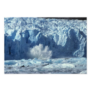 Neugeborener Eisberg platscht in kalte Gewässer Fotodruck