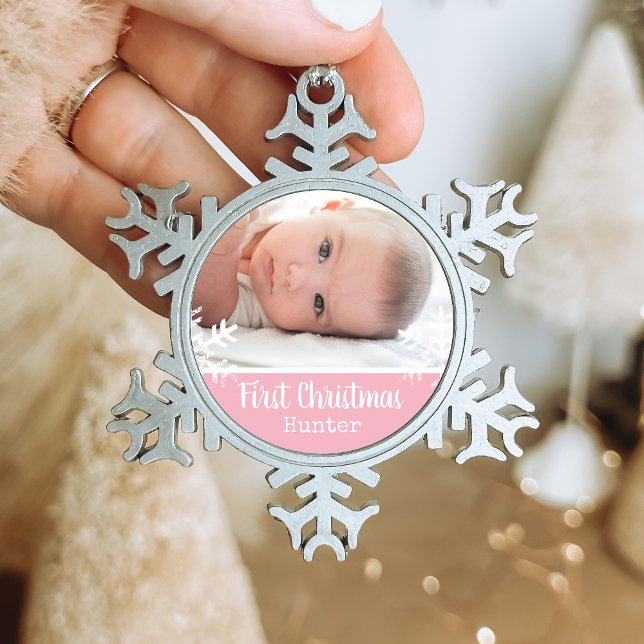 Neugeborenes 1. Weihnachtsfest Foto Rosa Schneeflo Schneeflocken Zinn-Ornament (Rustic snowflake family holiday keepsake photo ornament perfect for gifts to bring joy to others.)