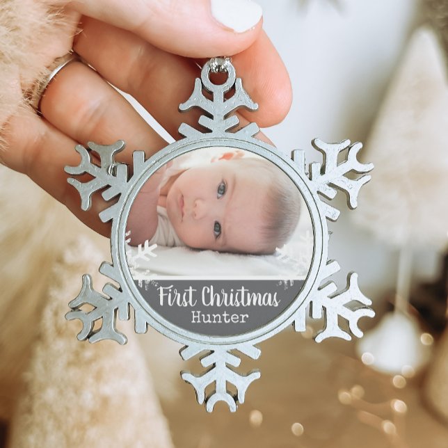 Neugeborenes 1. Weihnachtsgebäck Dunkles Grau Schn Schneeflocken Zinn-Ornament (Rustic snowflake baby holiday keepsake photo ornament perfect for gifts to bring joy to others.)