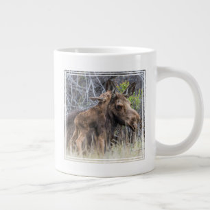 Neugeborenes Elchkalb schmiegt sich an seine Mutte Jumbo-Tasse