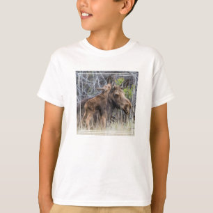 Neugeborenes Elchkalb schmiegt sich an seine Mutte T-Shirt