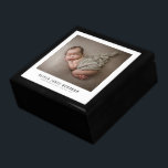 Neugeborenes Foto Modernes Erinnerungskiste<br><div class="desc">Ein bezauberndes Foto für Neugeborene mit Babynamen und Geburtsstatistiken. Ersetzen Sie dieses Beispiel-Foto durch Ihr eigenes neues Baby-Foto. Tile oben lackierte Box mit Filz innen. Für Baby-Keepsakes oder andere kleine Gegenstände.</div>