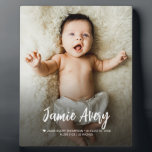 Neugeborenes Foto Name Skriptgeburtsdaten Fotoplatte<br><div class="desc">Feiern Sie die Ankunft Ihres Kleinen mit dieser Silhouette aus dem Foto des Neugeborenen, personalisiert mit dem Namen des Säuglings, den Geburtsstatistiken und einem gepflegten Foto. Dieser schöne Sake ist ein herzliches Geschenk für Pateltern, Großeltern, Tanten, Onkel und Lieben. Diese maßgeschneiderte Eintrittskarte ist ein zeitloser Schatz, der jedem Kinderzimmer oder...</div>