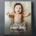 Neugeborenes Foto Name Skriptgeburtsdaten Fotoplatte<br><div class="desc">Feiern Sie die Ankunft Ihres Kleinen mit dieser Silhouette aus dem Foto des Neugeborenen, personalisiert mit dem Namen des Säuglings, den Geburtsstatistiken und einem gepflegten Foto. Dieser schöne Sake ist ein herzliches Geschenk für Pateltern, Großeltern, Tanten, Onkel und Lieben. Diese maßgeschneiderte Eintrittskarte ist ein zeitloser Schatz, der jedem Kinderzimmer oder...</div>