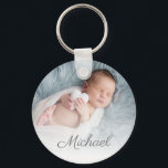 neugeborenes Foto personalisiert Schlüsselanhänger<br><div class="desc">eleganter personalisierter Text mit einem Foto eines Neugeborenen.</div>