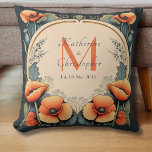 Neugepresste Vintage Floral Monogram Poppy Art Nou Kissen<br><div class="desc">Dieses neu Vintage, florale Monogram Puppies Art Nouveau Throw Kissen ist mit hellorangefarbenen Pupies mit grünen Stielen auf dunkelgrünem Hintergrund ausgestattet und zeichnet eine benutzerdefinierte Monogram Initial, Couple's Names und Wedding Date auf beige cremefarbenem Hintergrund aus. Das Kunstwerk ist im Jugendstil mit feinen Scrollarbeiten und kühlen Blume. Alle meine Designs...</div>