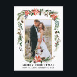 Neugezogener Goldrahmen-Watercolor Winter Floral Postkarte<br><div class="desc">Die elegante Watercolor Winter Floral Neu gezogenes Foto Merry Christmas Card beinhaltet wunderschöne Aquarelltaschen,  botanische Vegetation,  Winterpflanzen,  heilige Beeren,  Rosen,  Baumwolle,  Kiefernzapfen und blaue Beeren. Goldrahmen.</div>