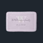 Neugezogenes Geschenk Eleganfamilie Monogram Scrip Badematte<br><div class="desc">Neu Geschenk Elegant Familie Monogram Rustic Chic Bath Mat. Personalisierte, weiße, graue Monogramm mit dem Nachnamen und dem Datum der Braut und des Bräutigams auf einem weichen lila Hintergrund. Ein einzigartiges Geschenk für Neuvermählte. Lieblich für ihr neues Leben zusammen. Auch ein schönes Haus wärmendes Geschenk. Klicken Sie auf Diese Vorlage...</div>